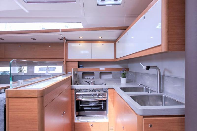 Book yachts online - sailboat - Dufour 530 - ASTRID - rent