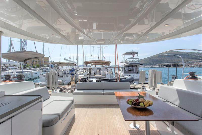 Book yachts online - catamaran - Excess 15 - WHITE LOTUS - rent