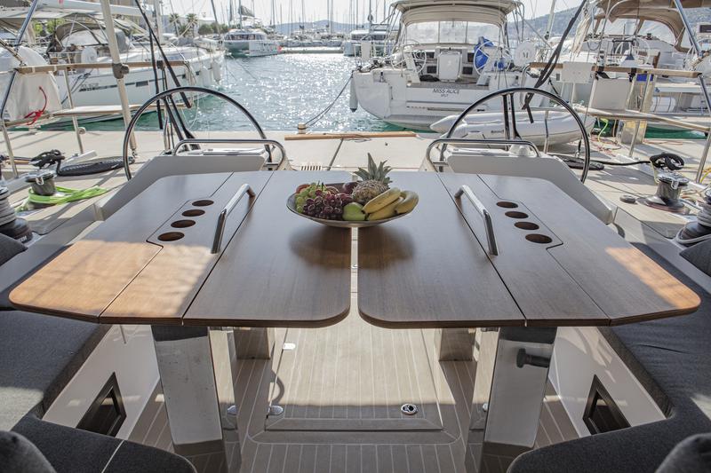 Book yachts online - sailboat - Elan GT6 - NEVERA - rent