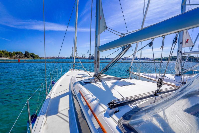 Book yachts online - sailboat - Dufour 430 - Levan - rent