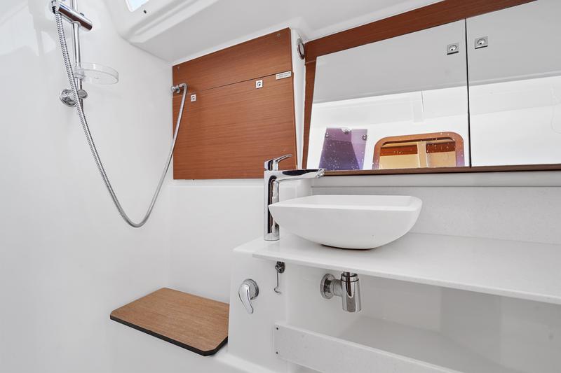 Book yachts online - sailboat - Dufour 430 - Levan - rent