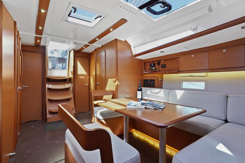 Book yachts online - sailboat - Dufour 430 - Levan - rent