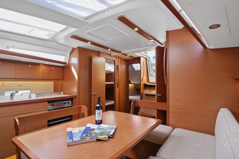 Book yachts online - sailboat - Dufour 430 - Levan - rent