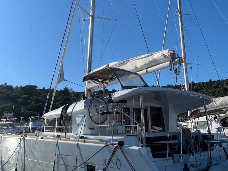 Book yachts online - catamaran - Lagoon 400 S2 - Victoria - rent