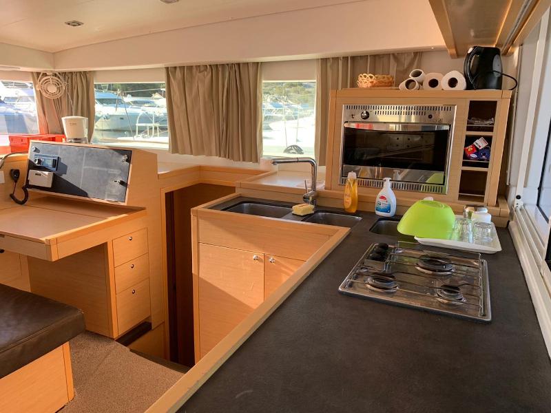 Book yachts online - catamaran - Lagoon 400 S2 - Victoria - rent