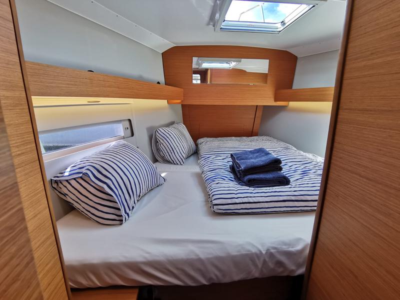 Book yachts online - sailboat - Dufour 390 Grand Large - Antares - rent