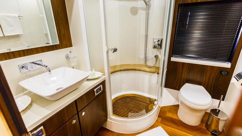 Book yachts online - motorboat - Fairline Squadron 78 - Schatzi - rent