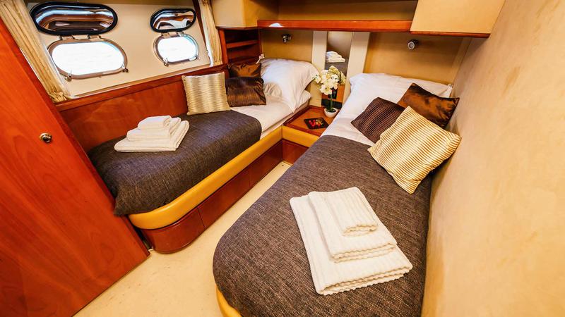 Book yachts online - motorboat - Ferretti 760 - Quo Vadis I - rent