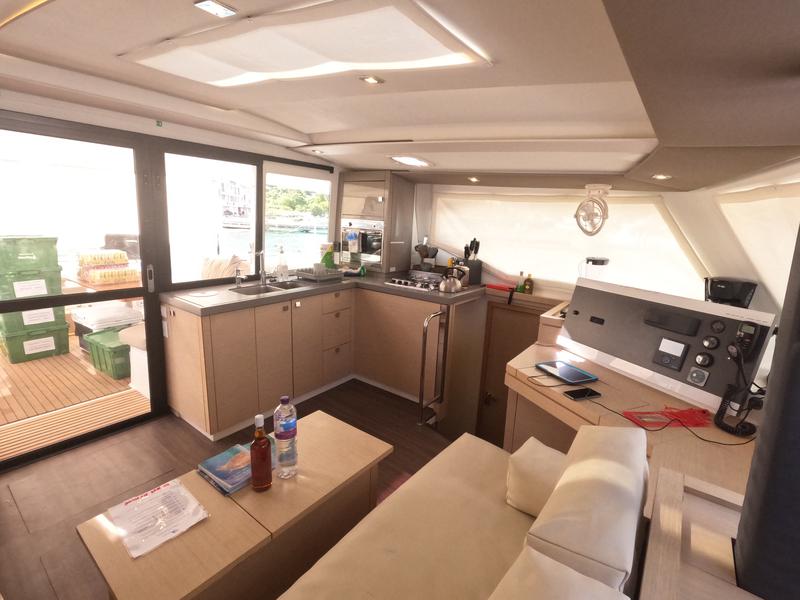 Book yachts online - catamaran - FP Lucia 40 - Lucky Cat - rent