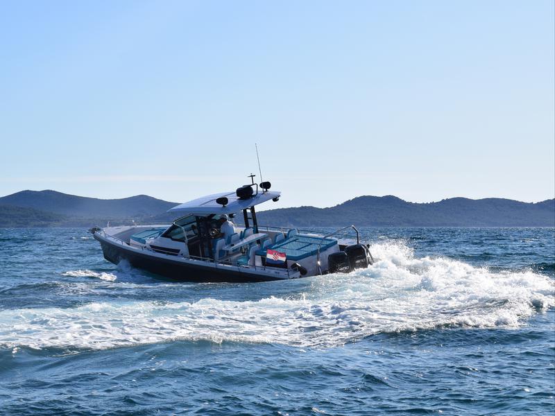 Book yachts online - motorboat - Axopar 37 T Top - Axopar 37 TT - rent