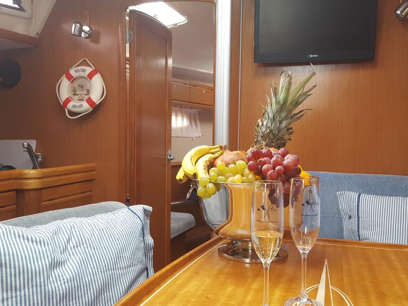 Book yachts online - sailboat - Bavaria 40 Cruiser - "LADY BUTTERFLY" - rent