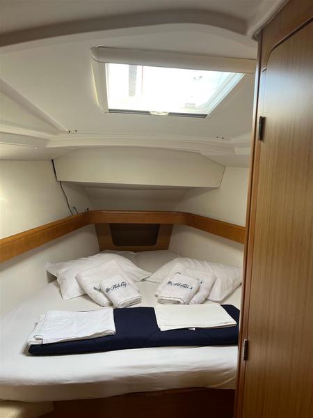 Book yachts online - sailboat - Sun Odyssey 42 i Performance - Waterproof - rent
