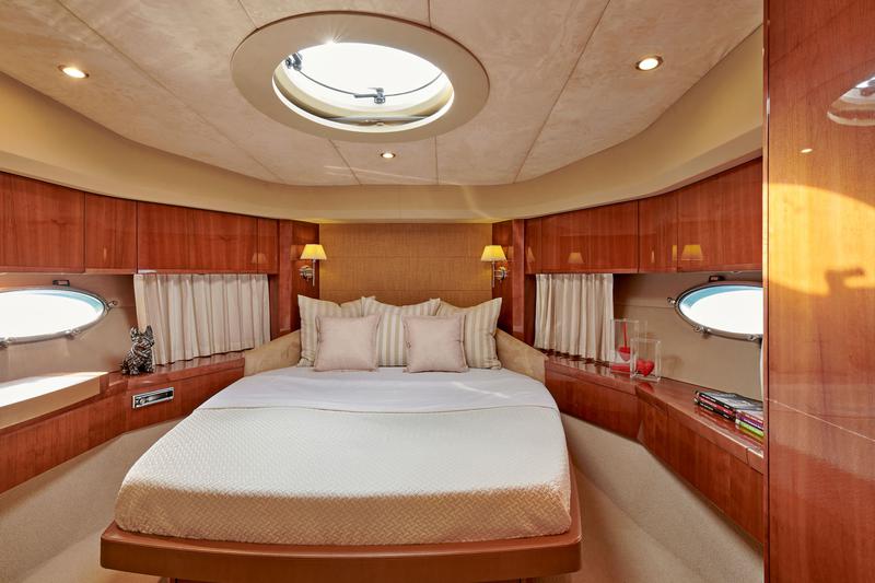 Book yachts online - motorboat - Princess V70 - Estia One - rent