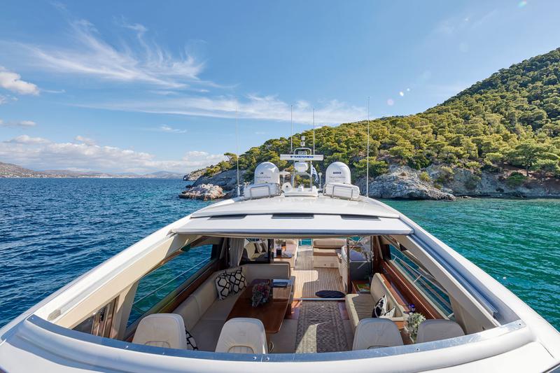 Book yachts online - motorboat - Princess V70 - Estia One - rent