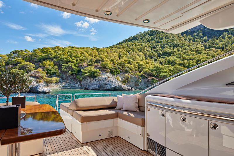 Book yachts online - motorboat - Princess V70 - Estia One - rent