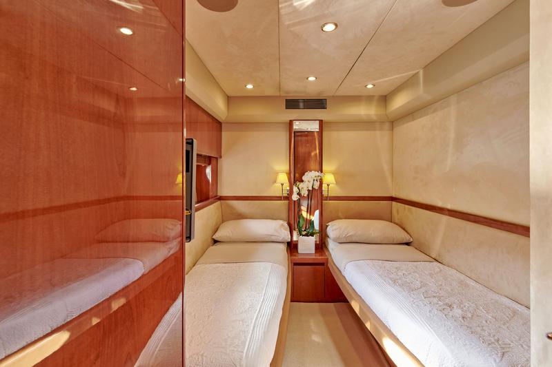 Book yachts online - motorboat - Princess V70 - Estia One - rent