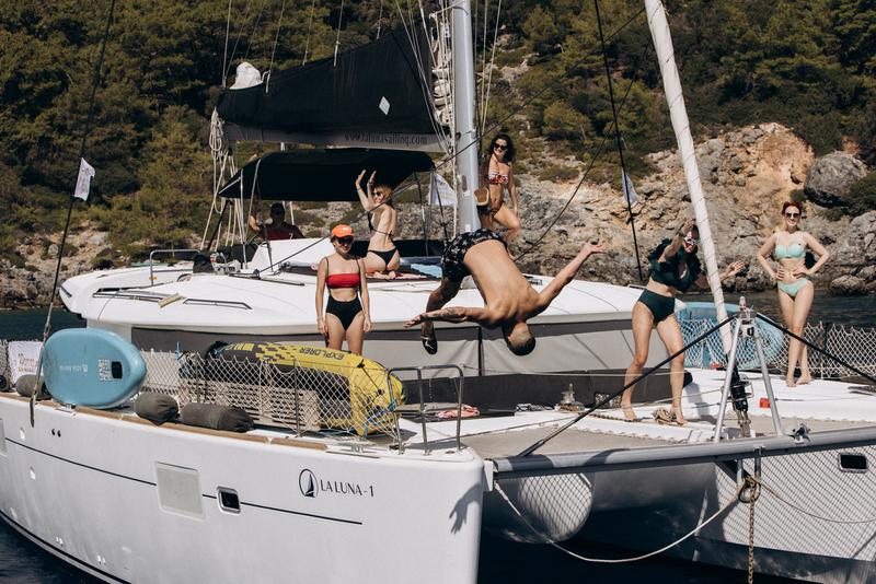 Book yachts online - catamaran - Lagoon 450 - La Luna-1 - rent