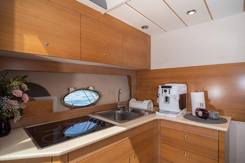 Book yachts online - motorboat - Alena 58 Sport Fly - MORNING LIGHT - rent