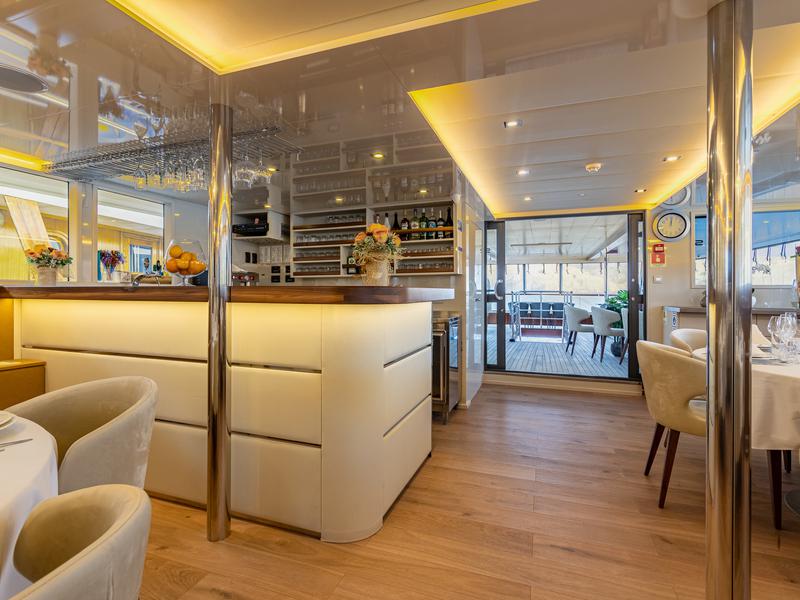 Book yachts online - motorboat - Luxury Motor Yacht - Suzana - rent