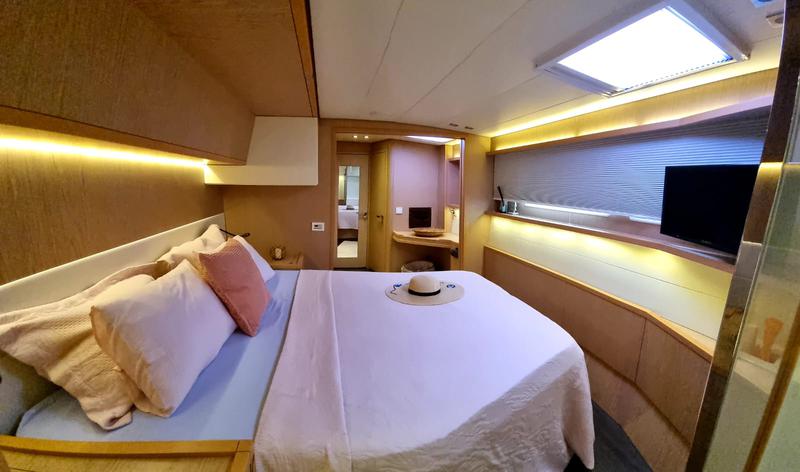 Book yachts online - catamaran - Lagoon 52 - Xena - rent
