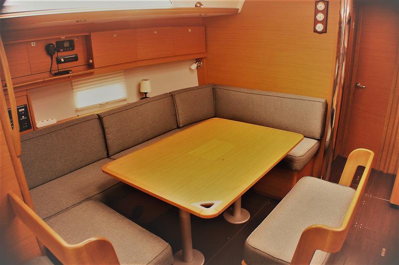 Book yachts online - sailboat - Dufour 430 Grand Large - Isabella - rent