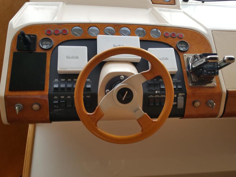 Book yachts online - motorboat - Fairline 65 Squadron - Sunshine MBL - rent