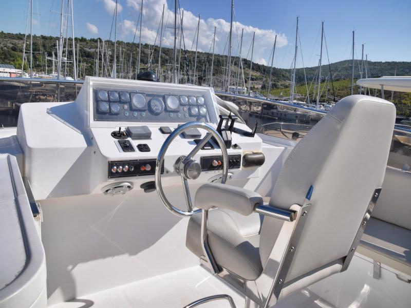 Book yachts online - motorboat - Johnson 56 - New Style  - rent