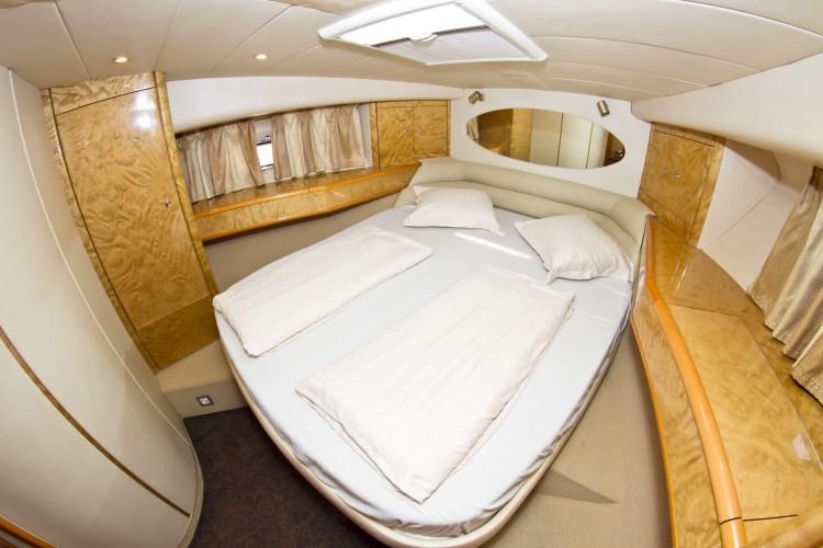 Book yachts online - motorboat - Princess 470 - Antares II - rent