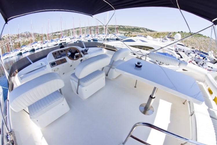Book yachts online - motorboat - Princess 470 - Antares II - rent
