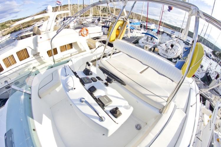 Book yachts online - powercatamaran - Lagoon Powercat 43 - Perseus 1 - rent