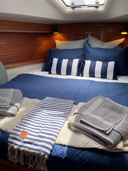 Book yachts online - sailboat - Catalina 42 - Totus Tuus - rent