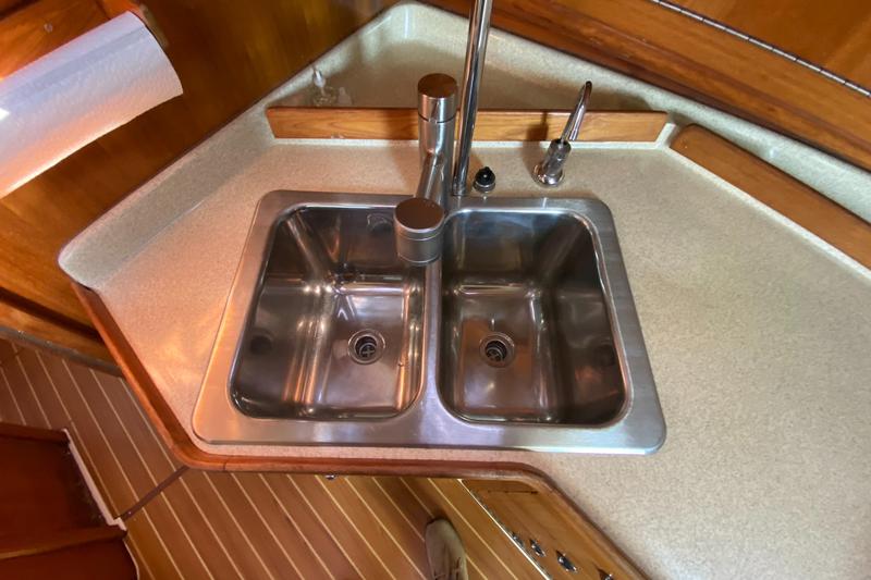 Book yachts online - sailboat - Catalina 42 - Totus Tuus - rent