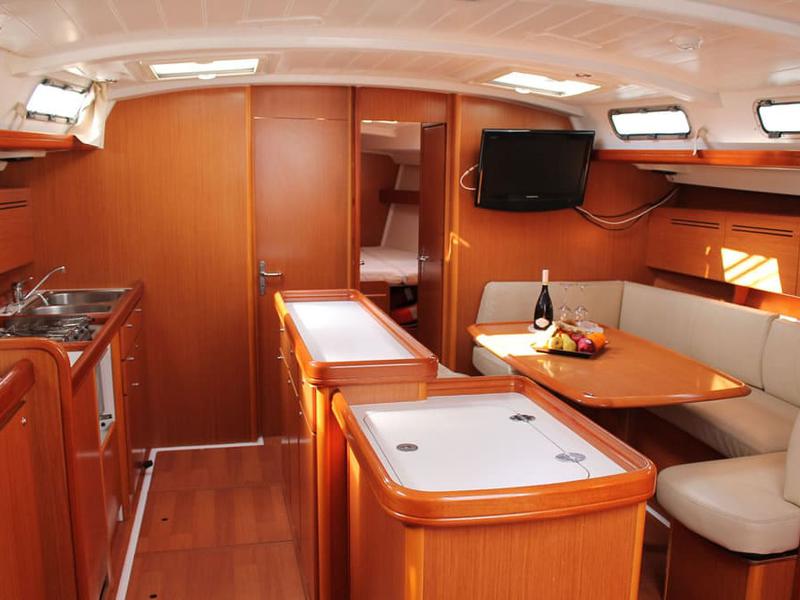 Book yachts online - sailboat - Cyclades 50 - Delfina - rent