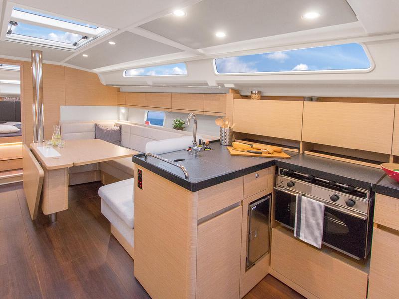 Book yachts online - sailboat - Hanse 418 - Dafne - rent