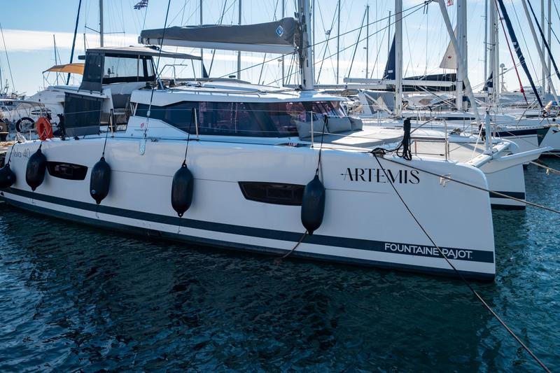Book yachts online - catamaran - Fountaine Pajot Isla 40 - Artemis  - rent
