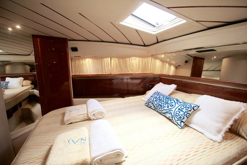 Book yachts online - motorboat - Ferretti 175 FLY - Tres Sirenas - rent