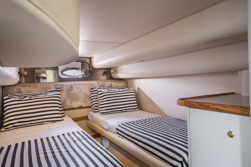 Book yachts online - motorboat - Cruisers 44 - GAP'S - rent