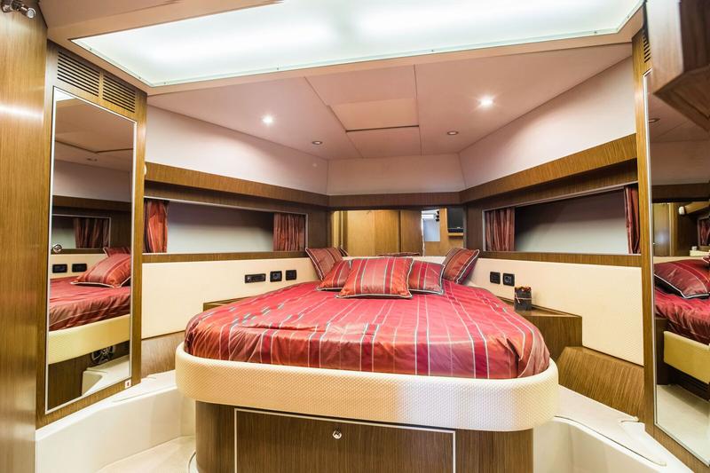 Book yachts online - motorboat - Riva 68 Ego - Pendrgon - rent