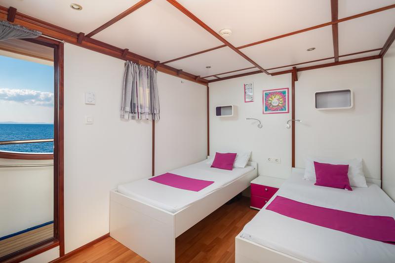 Book yachts online - motorboat - Motoryacht - Amalia - rent