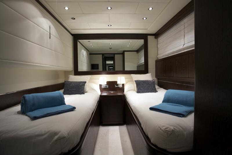 Book yachts online - motorboat - Mangusta 92 - L'Esperance - rent
