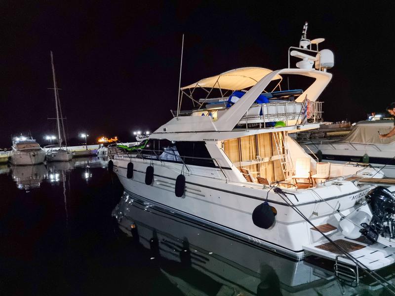 Book yachts online - motorboat - Princess F55 - Mirage - rent