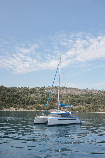 Book yachts online - catamaran - Luna 49 - Blue - rent