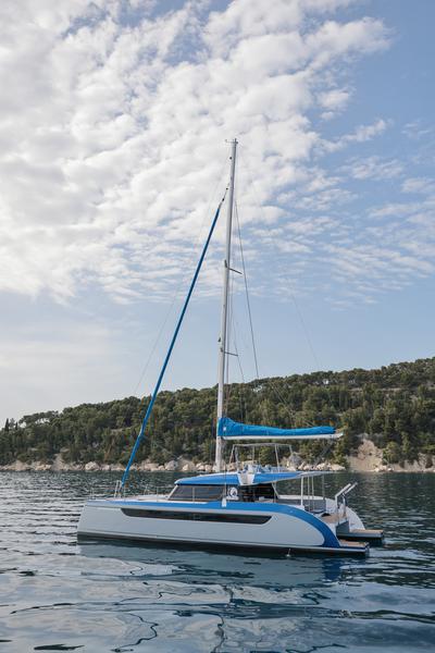 Book yachts online - catamaran - Luna 49 - Blue - rent