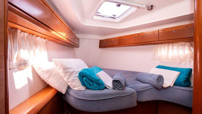 Book yachts online - sailboat - Bavaria Cruiser 40 - BUNNY GIRL - rent