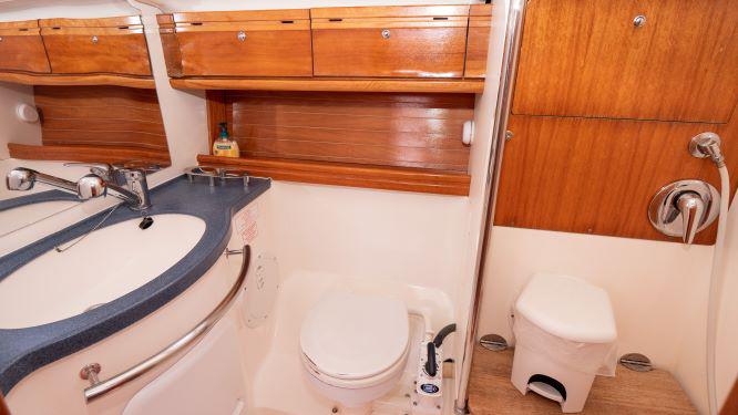 Book yachts online - sailboat - Bavaria Cruiser 39 - IONA - rent