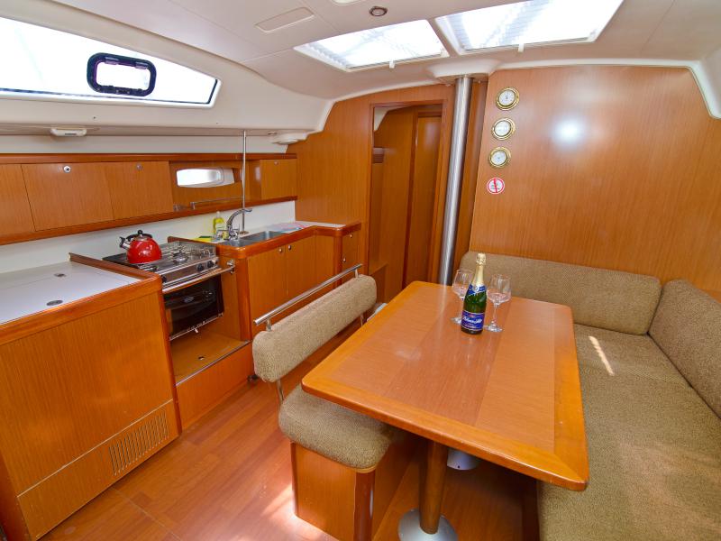 Book yachts online - sailboat - Beneteau Oceanis 43 - SAPHISO II - rent