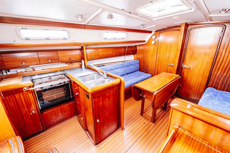 Book yachts online - sailboat - Bavaria 36 Cruiser - Dolkar - rent