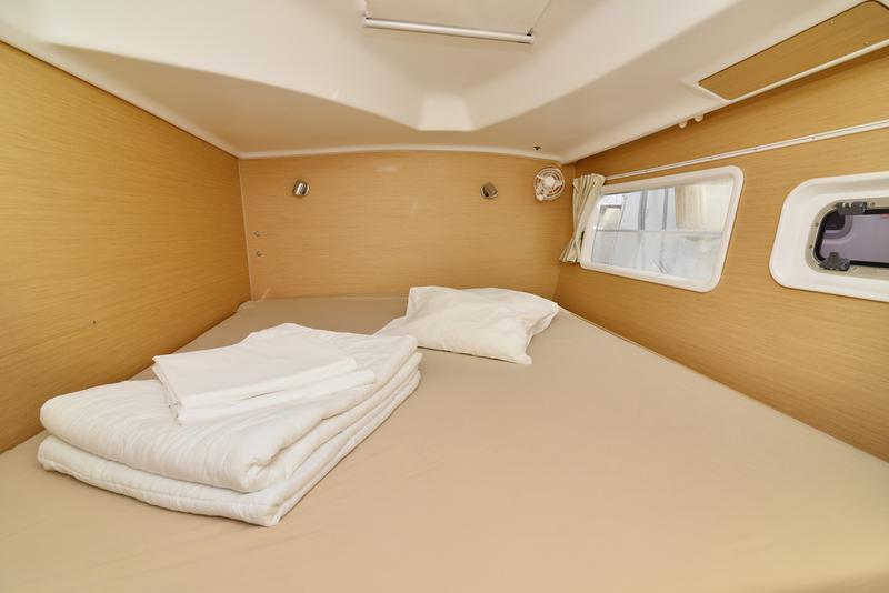 Book yachts online - catamaran - Lagoon 380 - Shona - rent