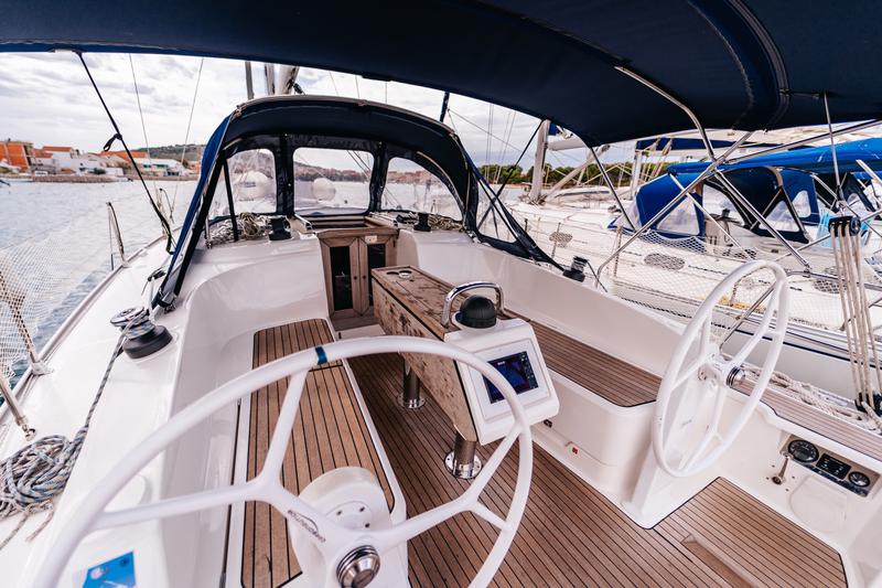 Book yachts online - sailboat - Bavaria Cruiser 37 - Flinx - rent