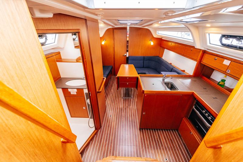 Book yachts online - sailboat - Bavaria Cruiser 37 - Flinx - rent